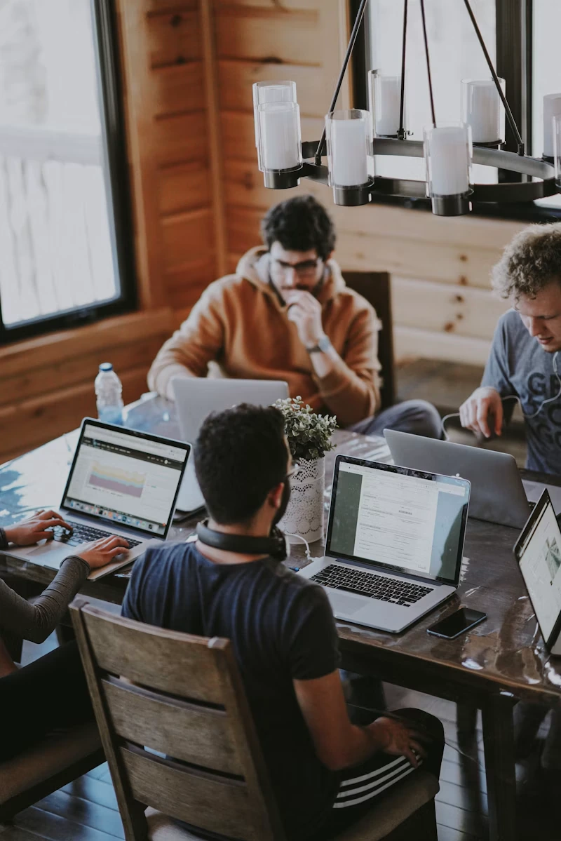 Pessoas colaborando em um ambiente de trabalho
